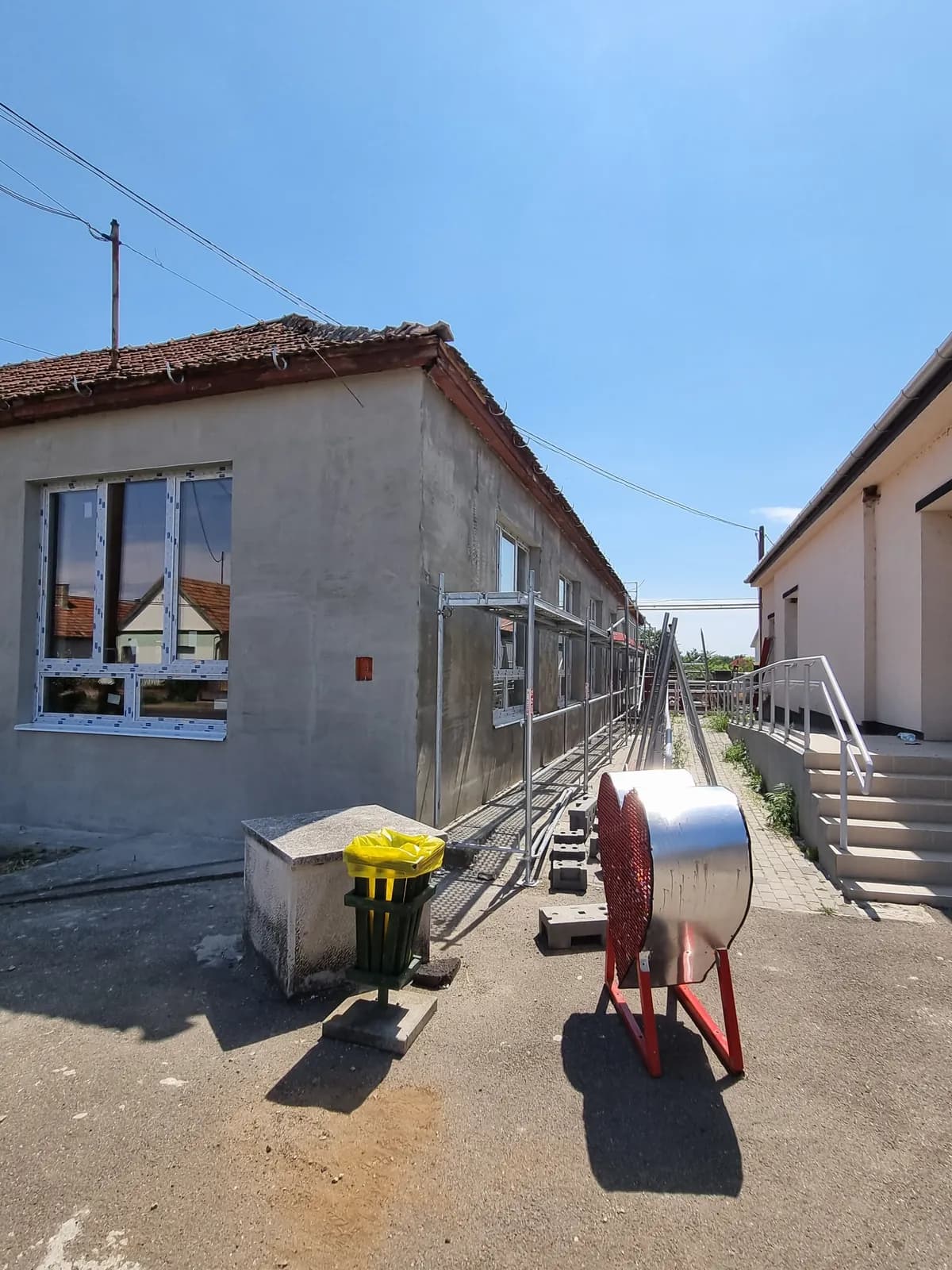 Hosszú épület homlokzatának felújítása